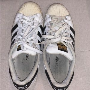 Adidas superstars!